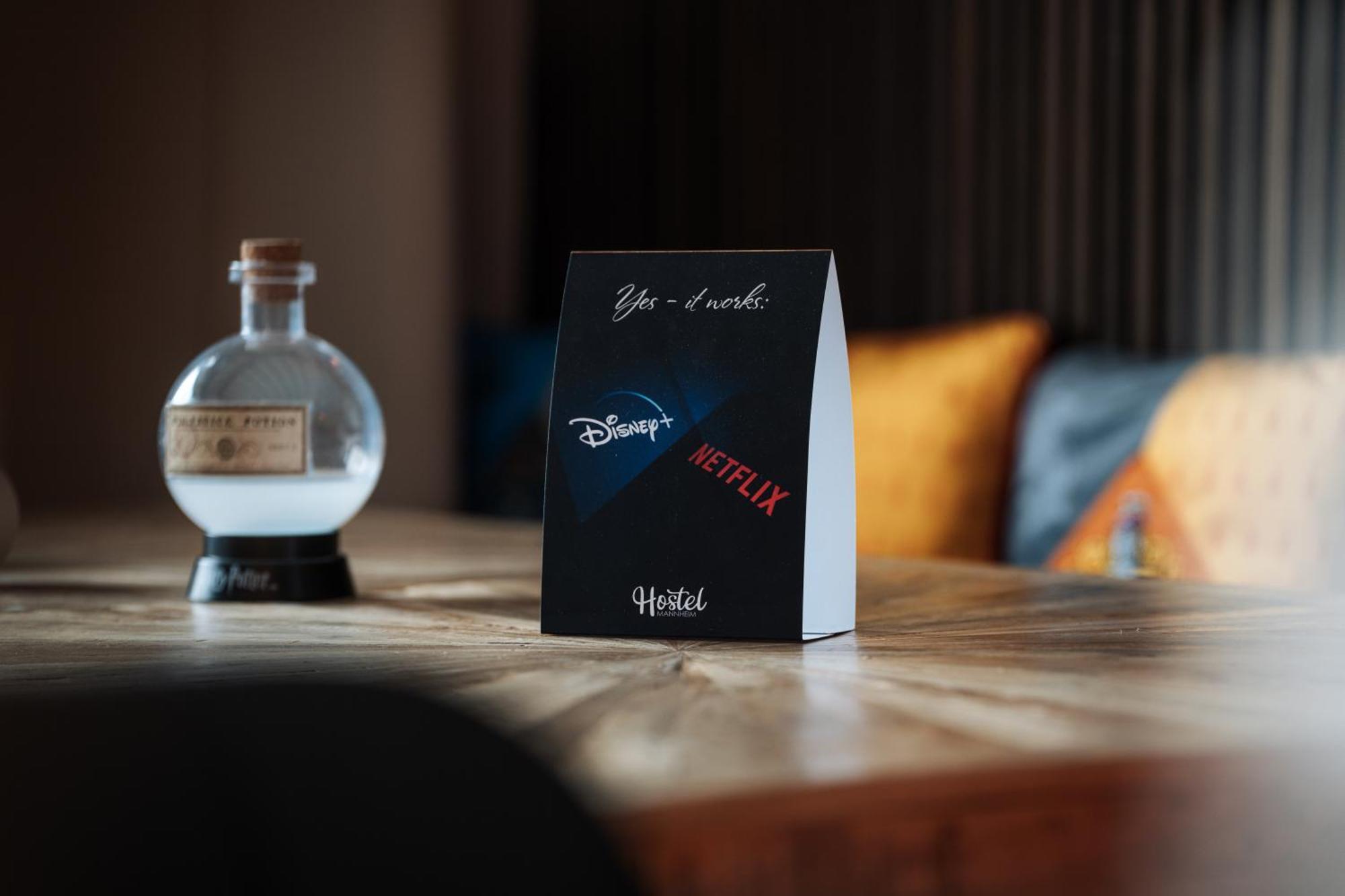 Hostel 만하임 외부 사진 A Netflix card in a hotel