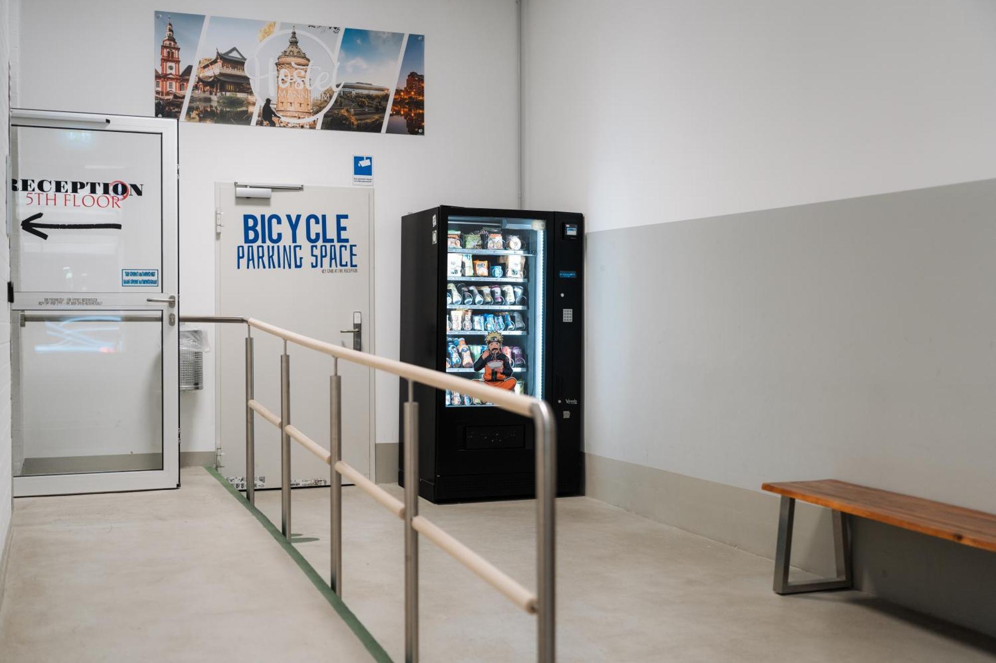 Hostel 만하임 외부 사진 A vending machine in a bicycle parking garage