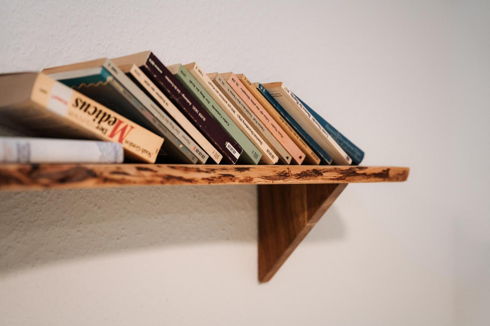 Hostel 만하임 외부 사진 Books on a shelf