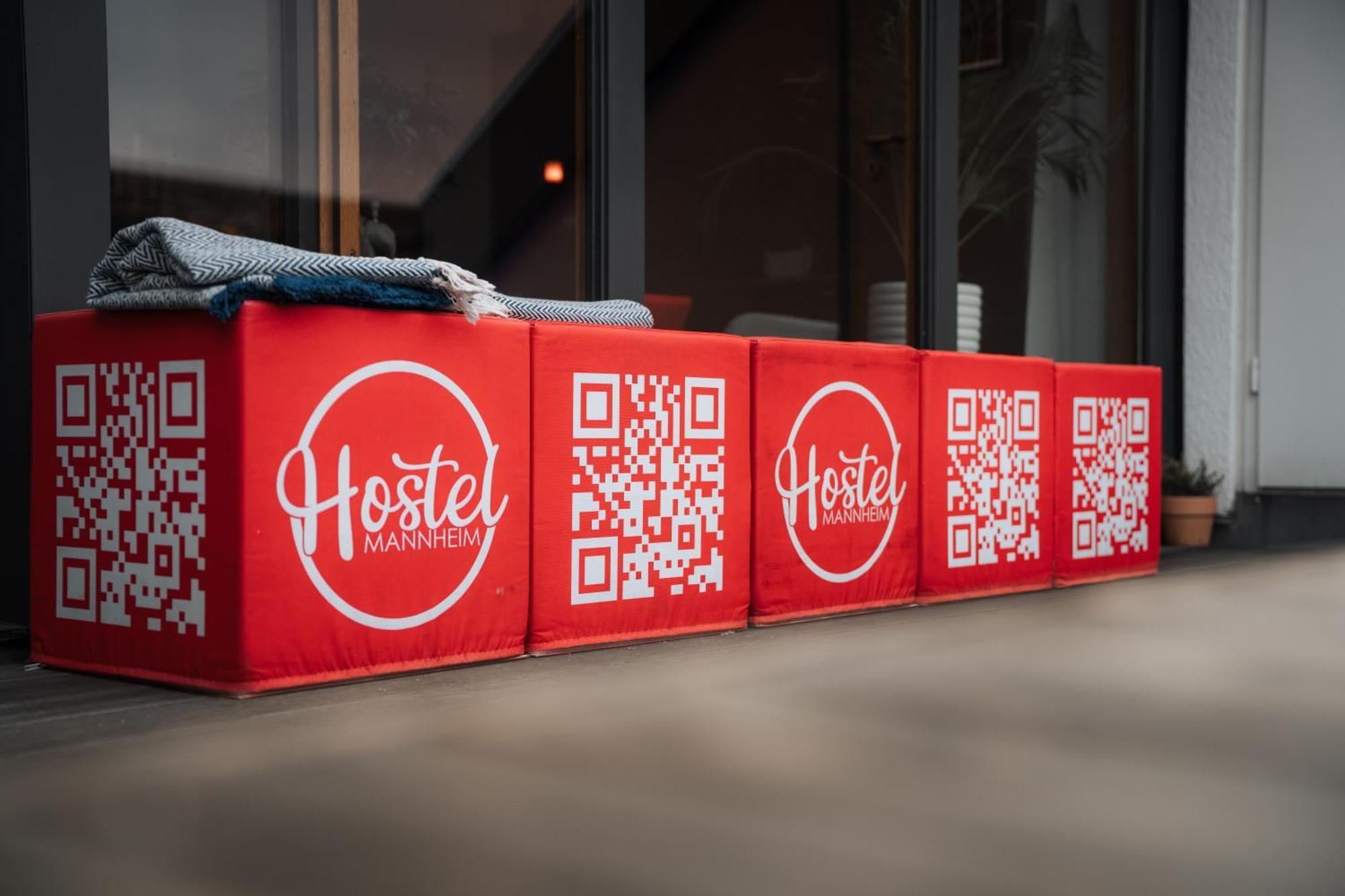 Hostel 만하임 외부 사진 QR codes on a bench